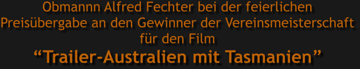 Obmannn Alfred Fechter bei der feierlichen Preisübergabe an den Gewinner der Vereinsmeisterschaft für den Film “Trailer-Australien mit Tasmanien”